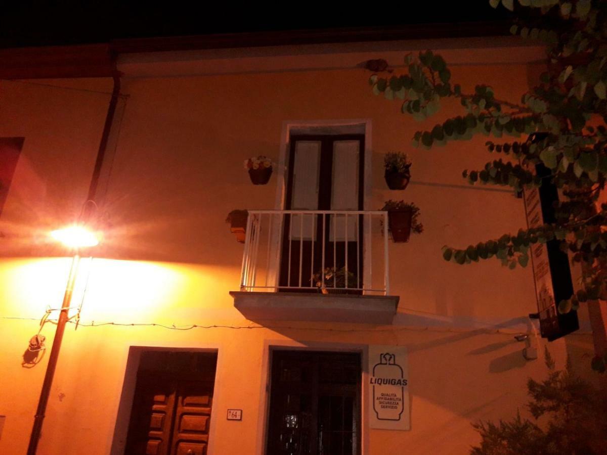 Отель La Piazzetta Austis Экстерьер фото